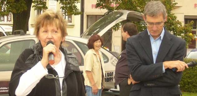 Novinářka a generál Randák žhavili náměstí větami o starých zlodějnách i Klausovi